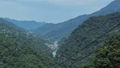 APP下载-田馥甄晒3人合体爬山，陈嘉桦带包子接地气，任家萱现在最没星味