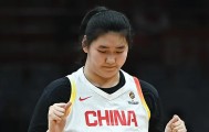 Yabo Sports-全靠小将撑着？中国女篮半场仅得28分，张子宇一人12分